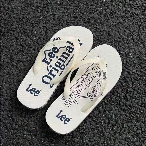 LEE flip-flops for men, perfect for summer, ideal for beach wear.